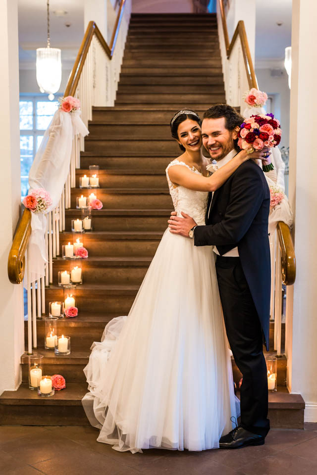 romantisches Brautpaarshooting auf Treppe im Kerzenschein