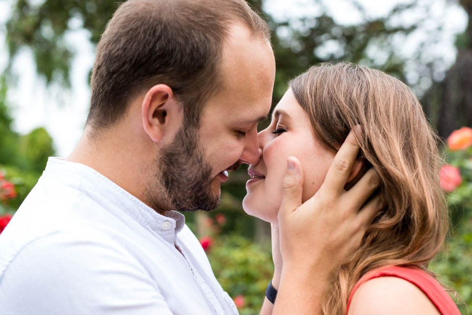 Kuss beim Verlobungsshooting in Oerlinghausen