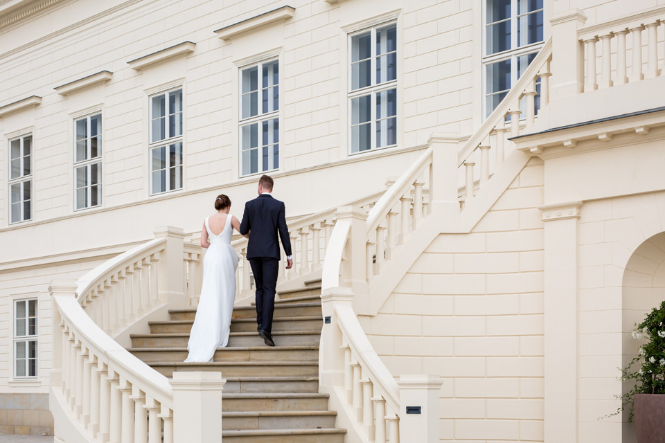Brautpaar auf Treppen Schloss Herrenhausen Hannover