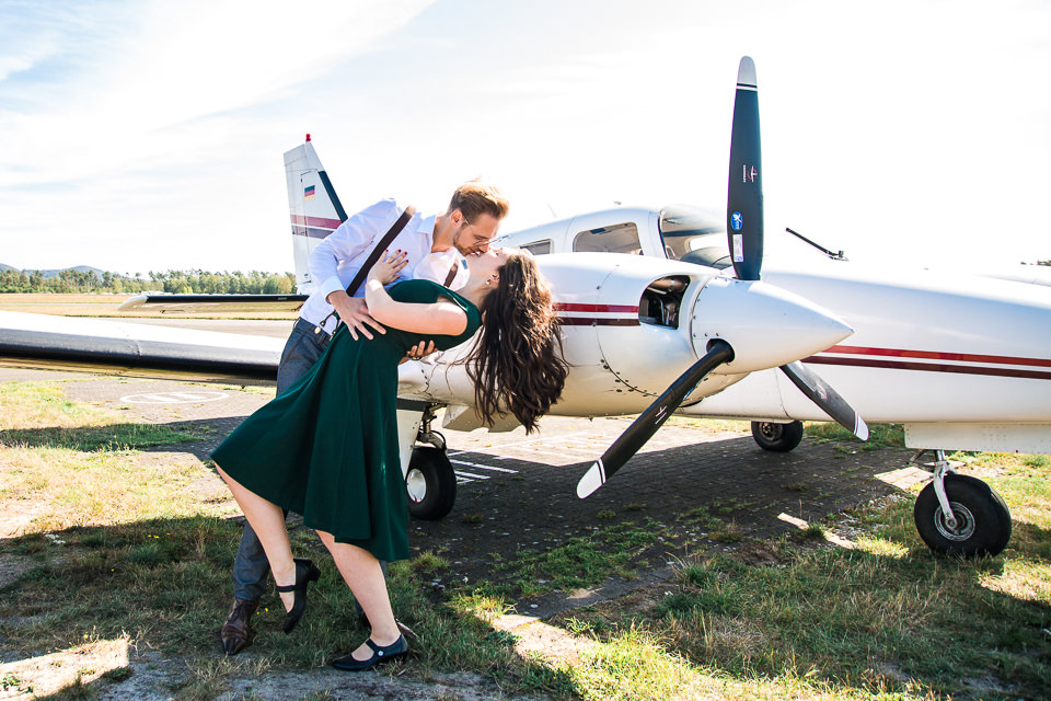 50er Jahre Kuss beim Paarshooting Segelflugplatz Oerlinghausen
