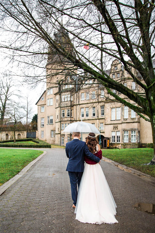 Brautpaar im Regen vor dem Fürstlichen Residenzschloss Detmold