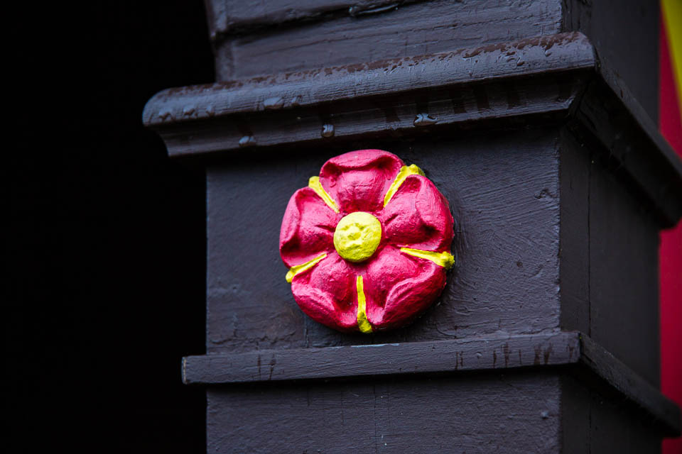 Lippische Rose am Eingang des Fürstlichen Residenzschlosses Detmold