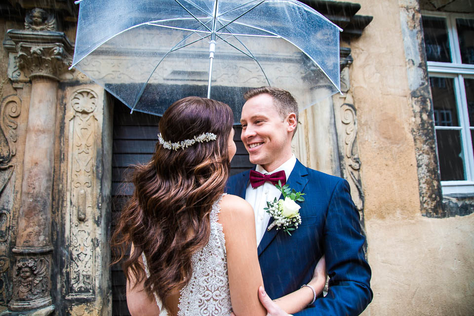 Brautpaarshooting im Winter mit Regenschirm