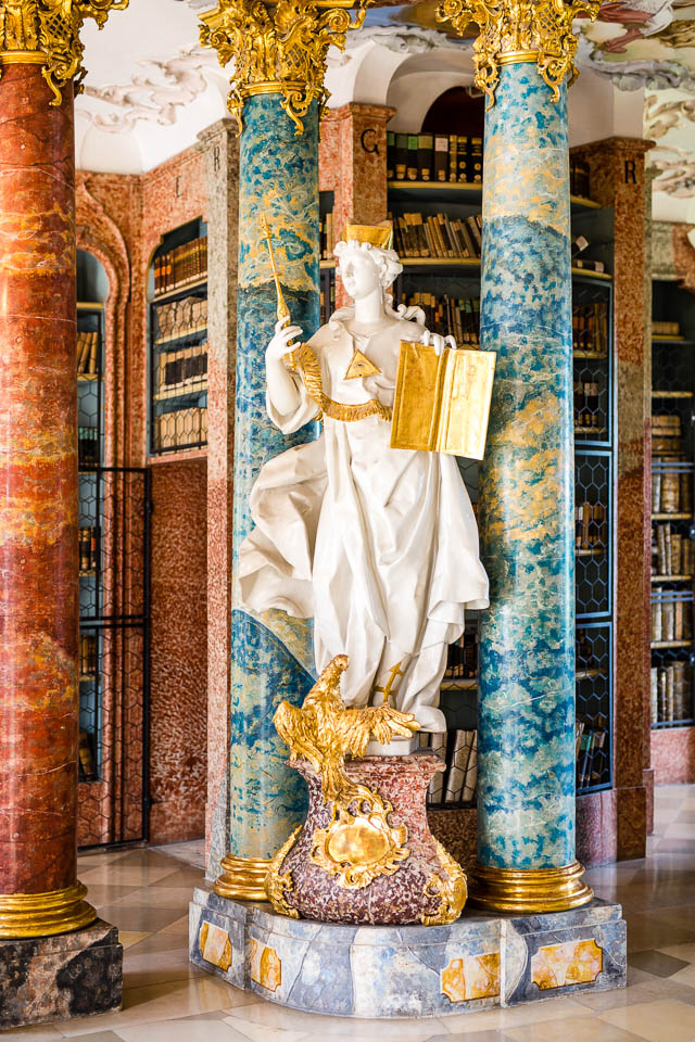 Statue in der Bibliothek des Klosters Wiblingen