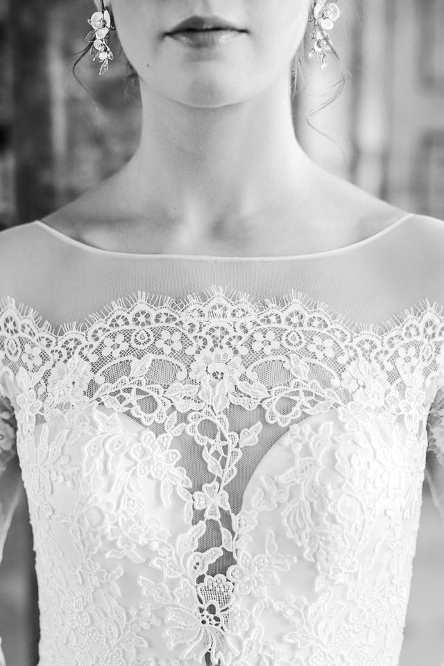 Brautkleid mit viel Spitze im Ausschnitt