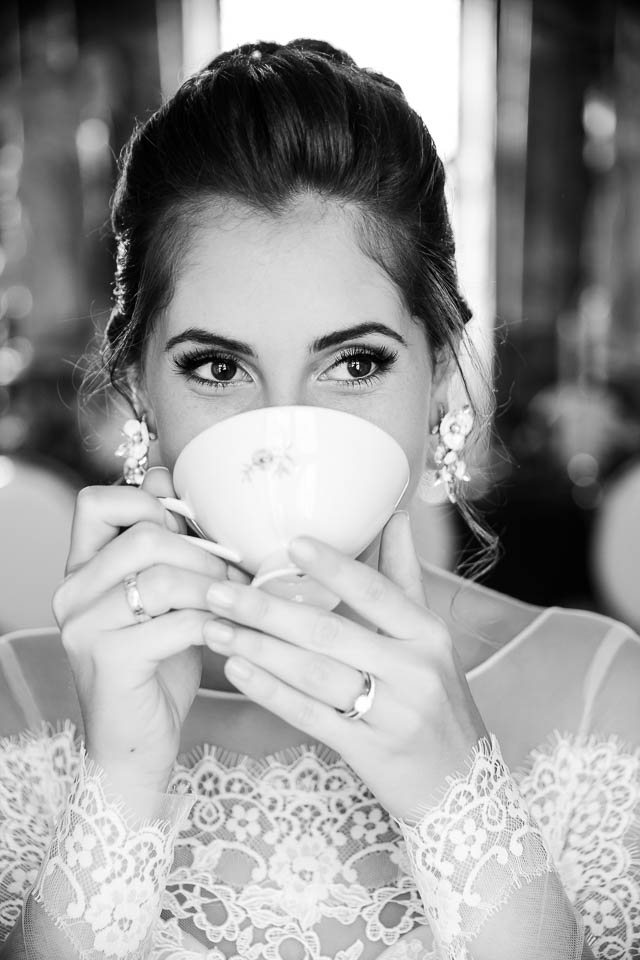 Braut trinkt Tee wie im Märchen
