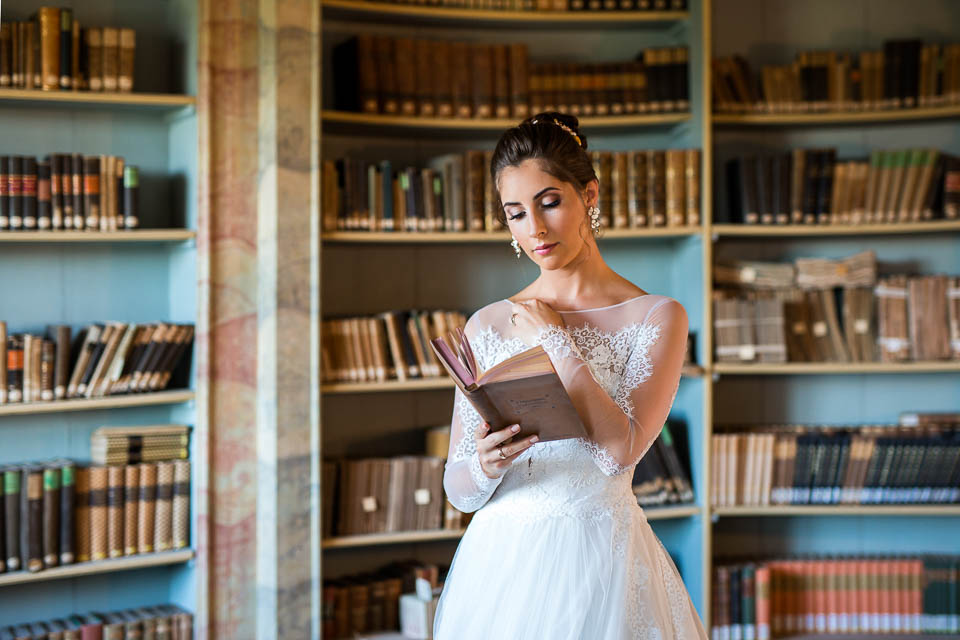 Braut in Bibliothek beim Brautpaarshooting