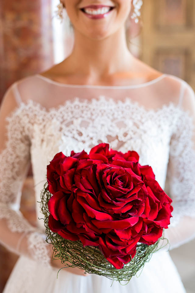 Riesige große rote Rose als Brautstrauß