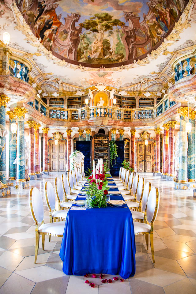 luxuriöse Hochzeitstafel blau Märchenhochzeit