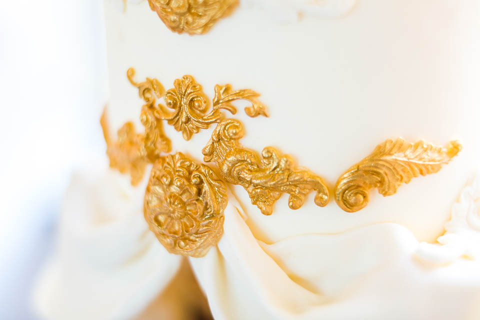 Goldene Details auf Hochzeitstorte