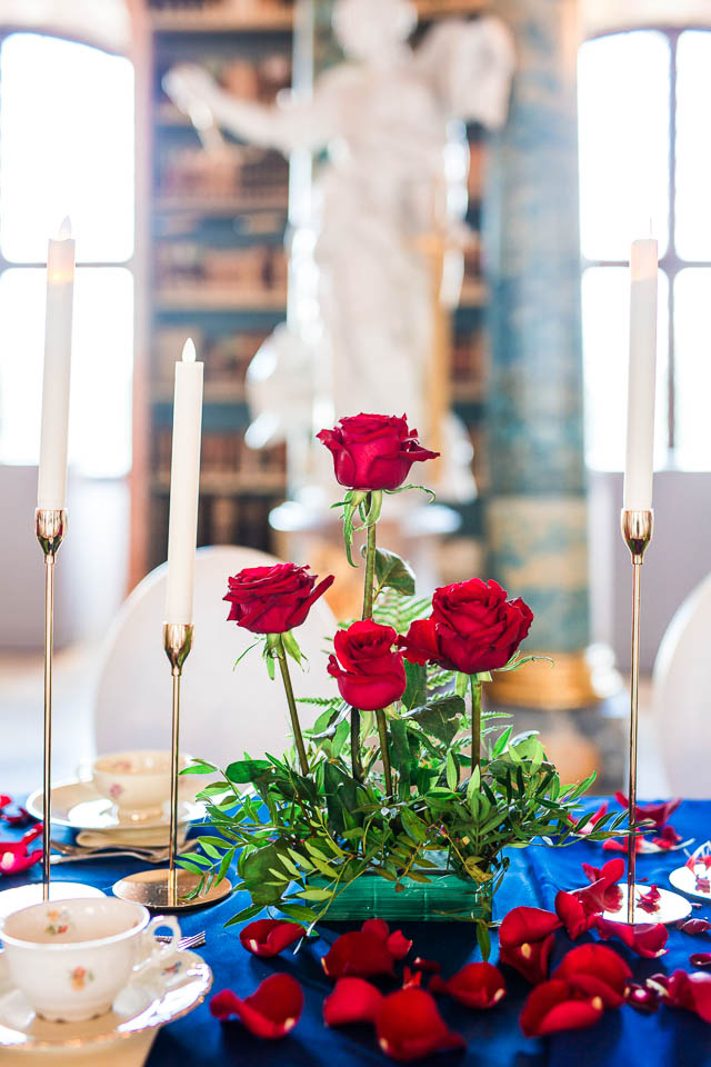 Rote Rosen für Märchenhochzeit auf der Hochzeitstafel