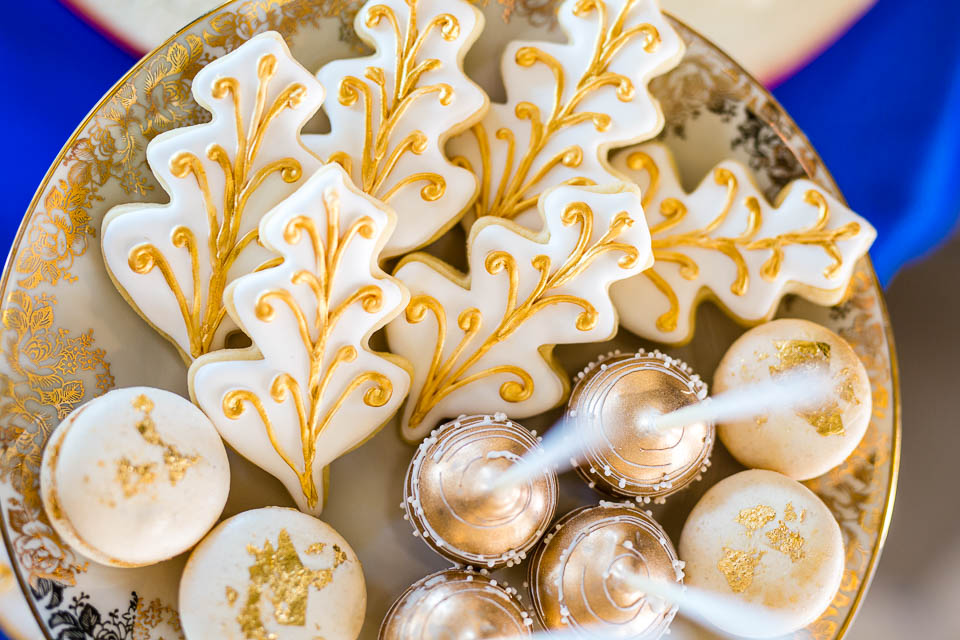 Kekse Cakepops und Macarons für Märchenhochzeit in Gold