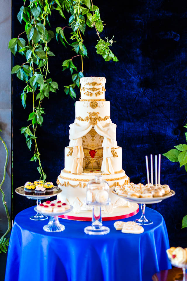 Sweet Table und Hochzeitstorte in Gold für Märchenhochzeit