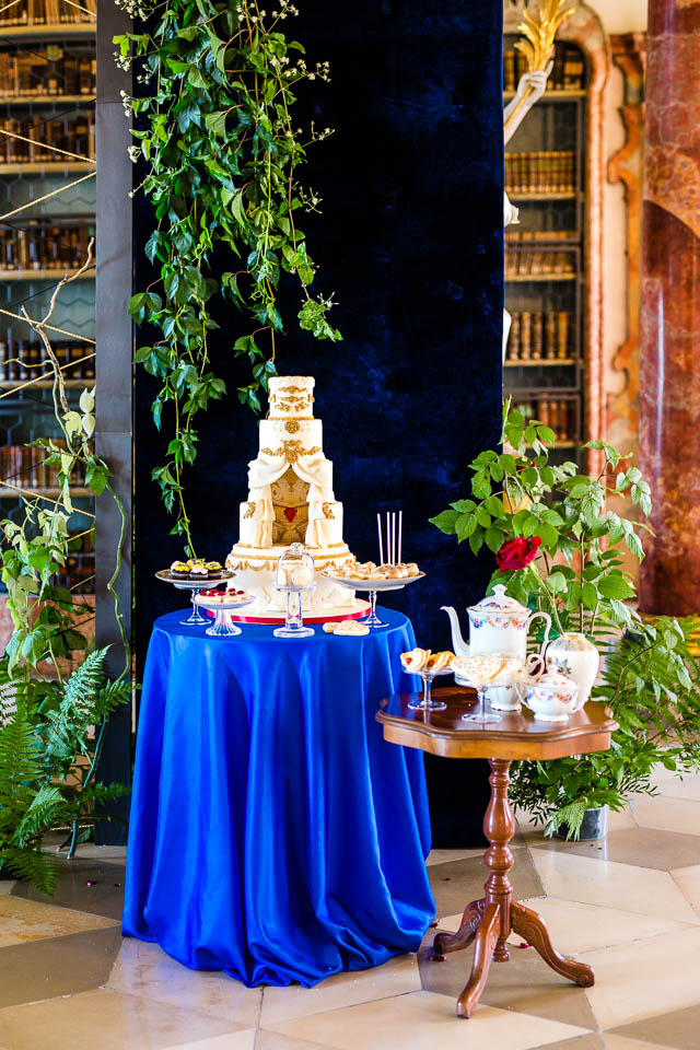 Sweet Table und luxuriöse Hochzeitstorte für Märchenhochzeit