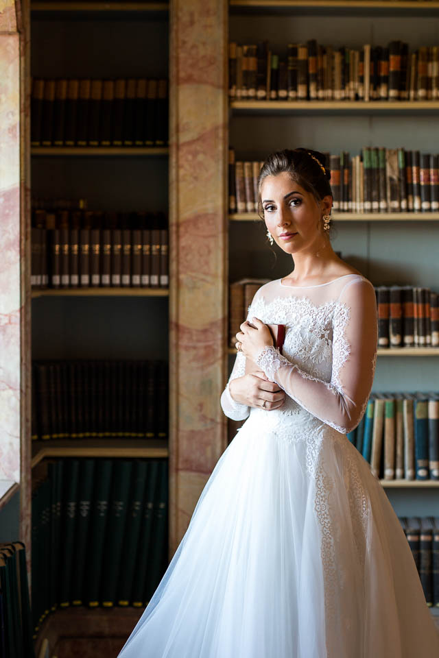 Elegantes Braut Portrait in alter Bibliothek