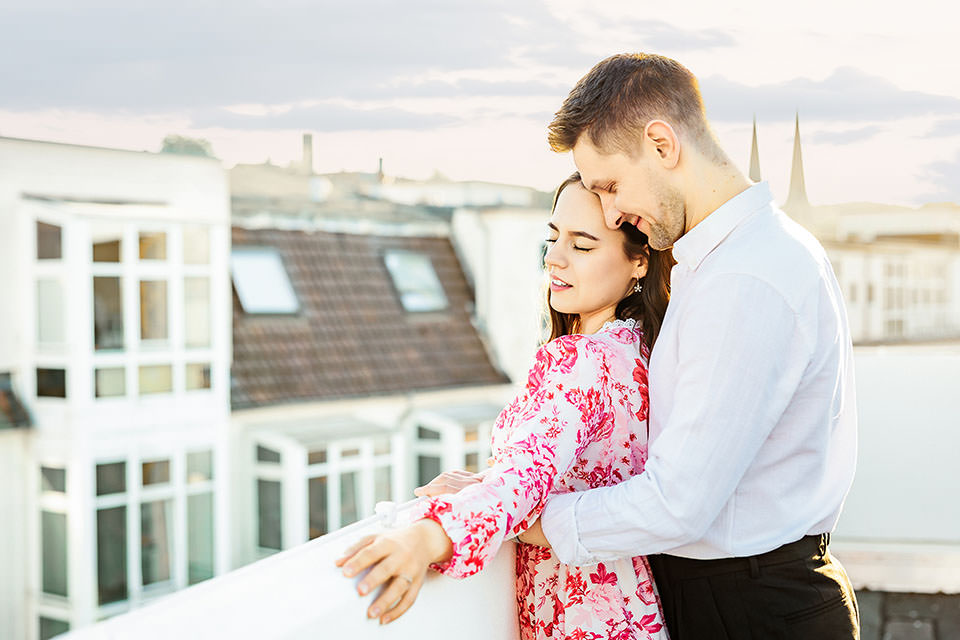 Während des Hochzeit planens hat das Paar sich für ein Verlobungsshooting entschieden.