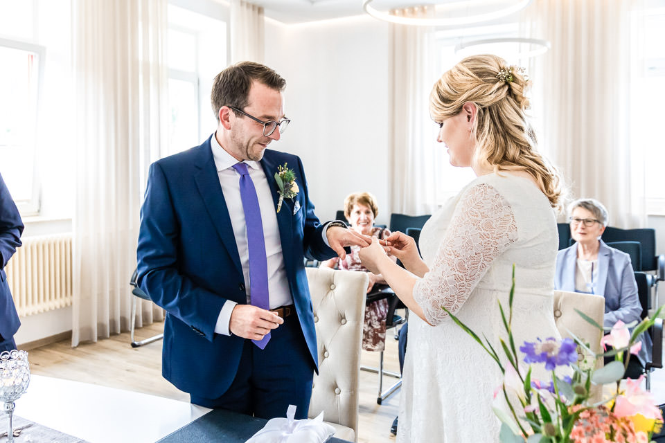 Braut steckt ihrem Bräutigam im Standesamt Oerlinghausen den Ring an