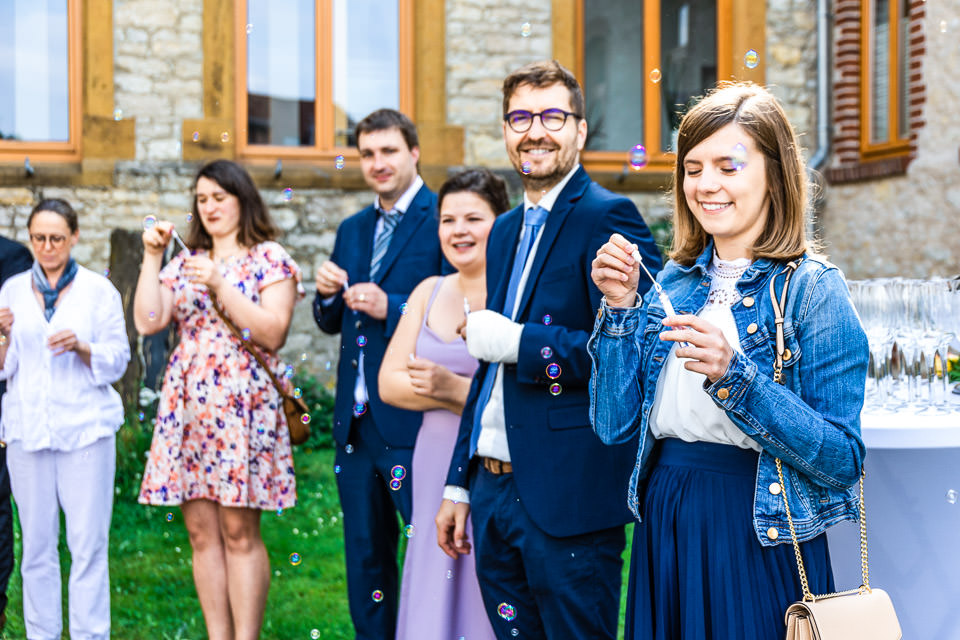 Gäste begrüßen das Hochzeitspaar mit Seifenblasen in Oerlinghausen
