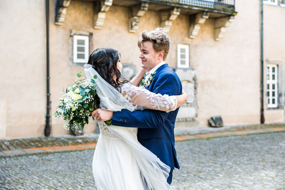 Brautpaar ist gerührt bei First Look auf Schloss Detmold