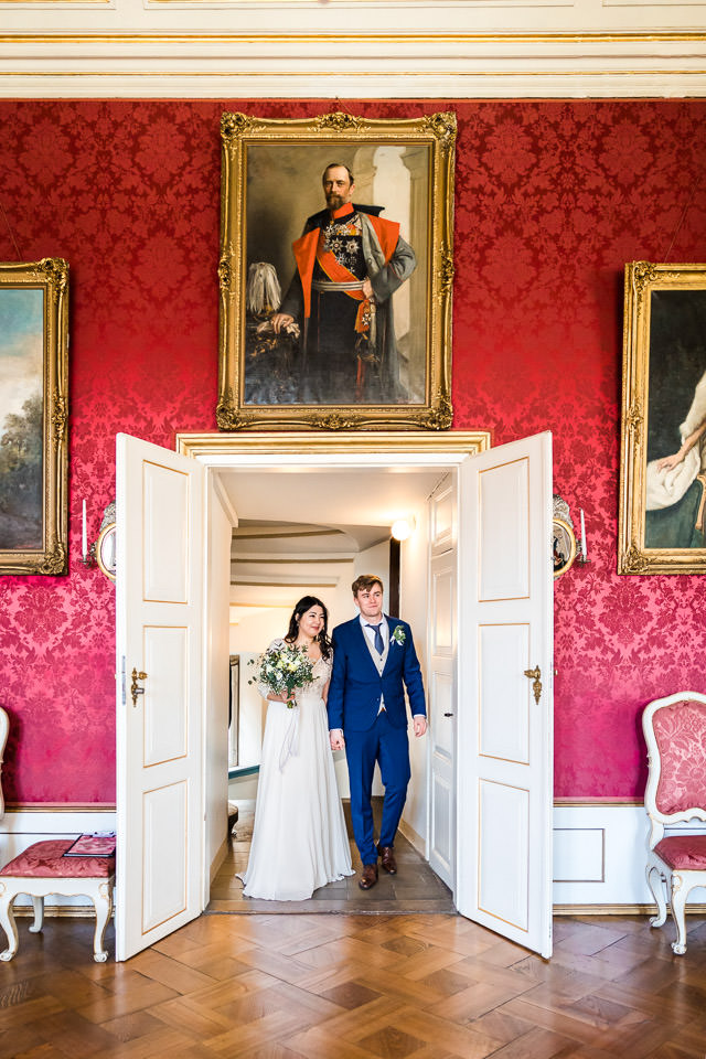 Hochzeitspaar erscheint im Hochzeitssaal auf Schloss Detmold