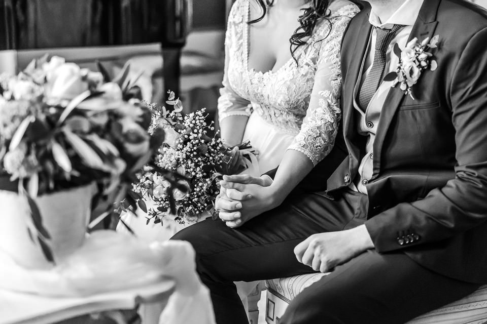 Hochzeitspaar hält Händchen während der standesamtlichen Trauung auf Schloss Detmold