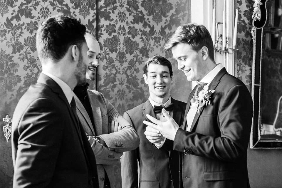 Bräutigam präsentiert seinen Freunden stolz seinen Ehering