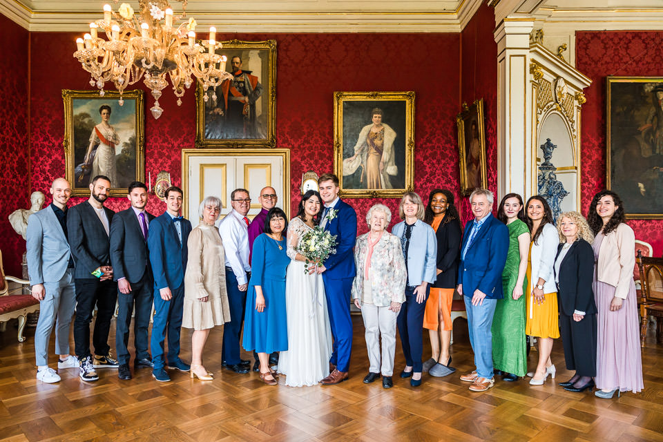 Gruppenfoto zur Hochzeit auf Schloss Detmold