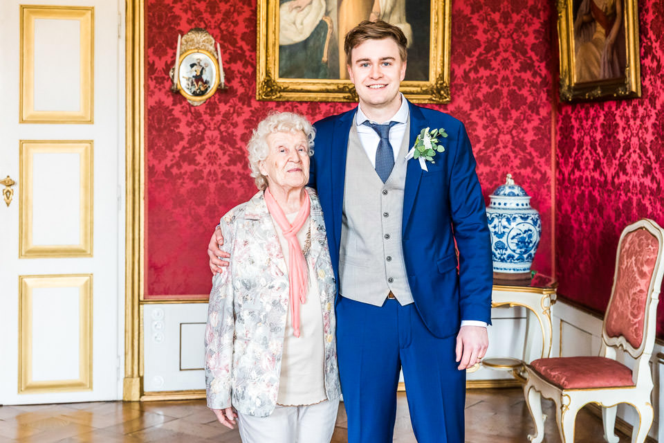 Bräutigam mit seiner Oma