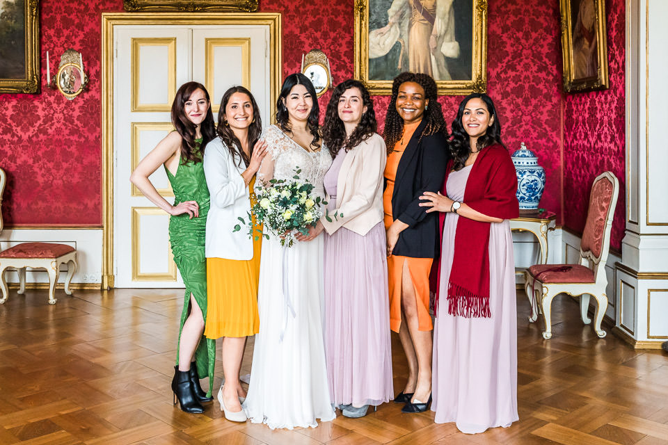 Gruppenfoto von der Braut mit ihren Mädels