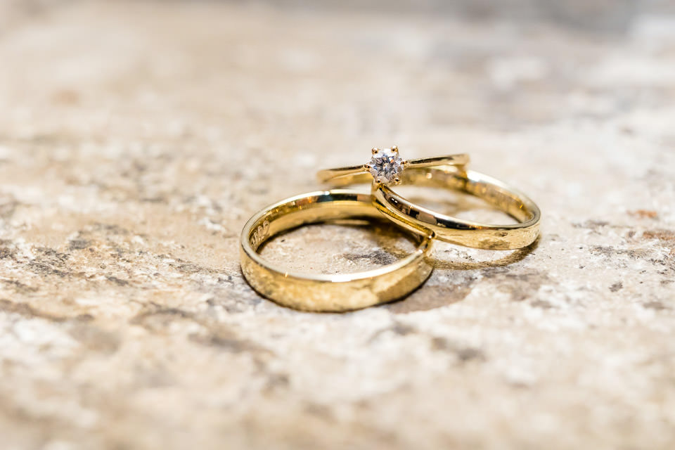 Goldene Eheringe und Verlobungsring