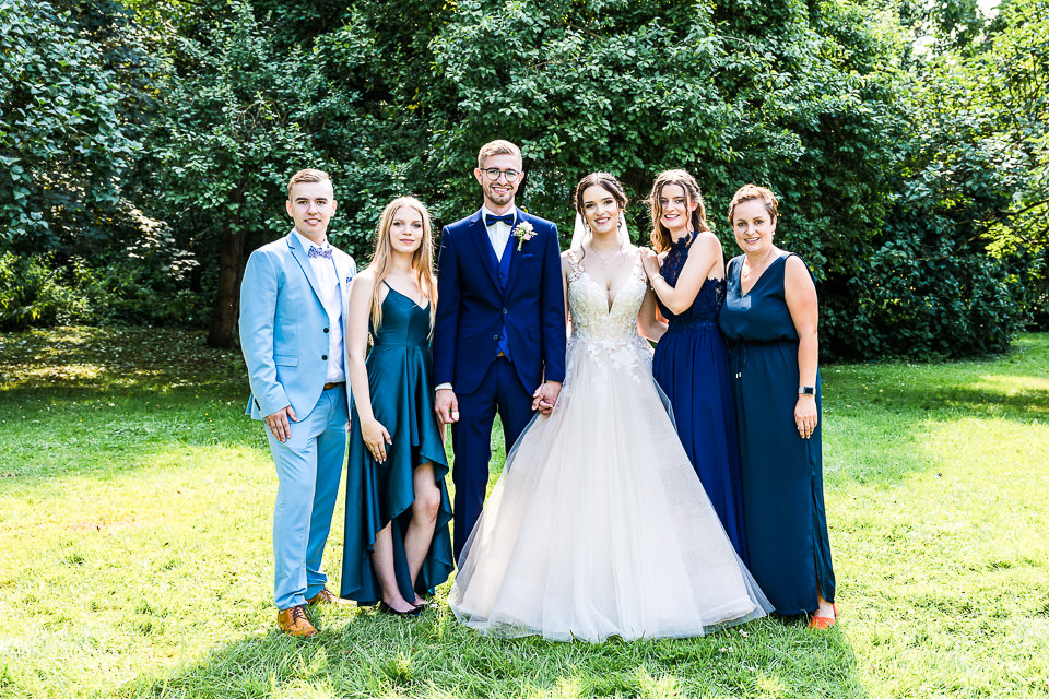 Gruppenfoto zur Hochzeit in der Remise Niederbarkhausen