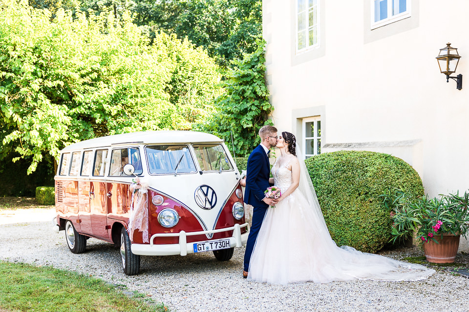 Brautpaar mit VW Bulli an Remise Niederbarkhausen