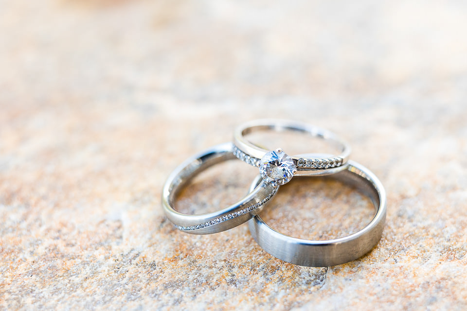 Silberne Eheringe und Verlobungsring mit großem Diamant