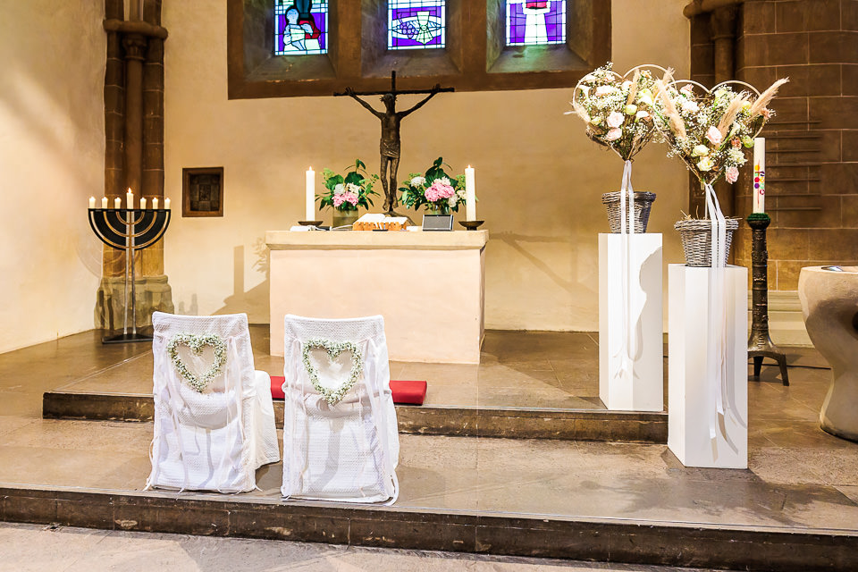 Hochzeitsdekoration in der Kirche in Halle