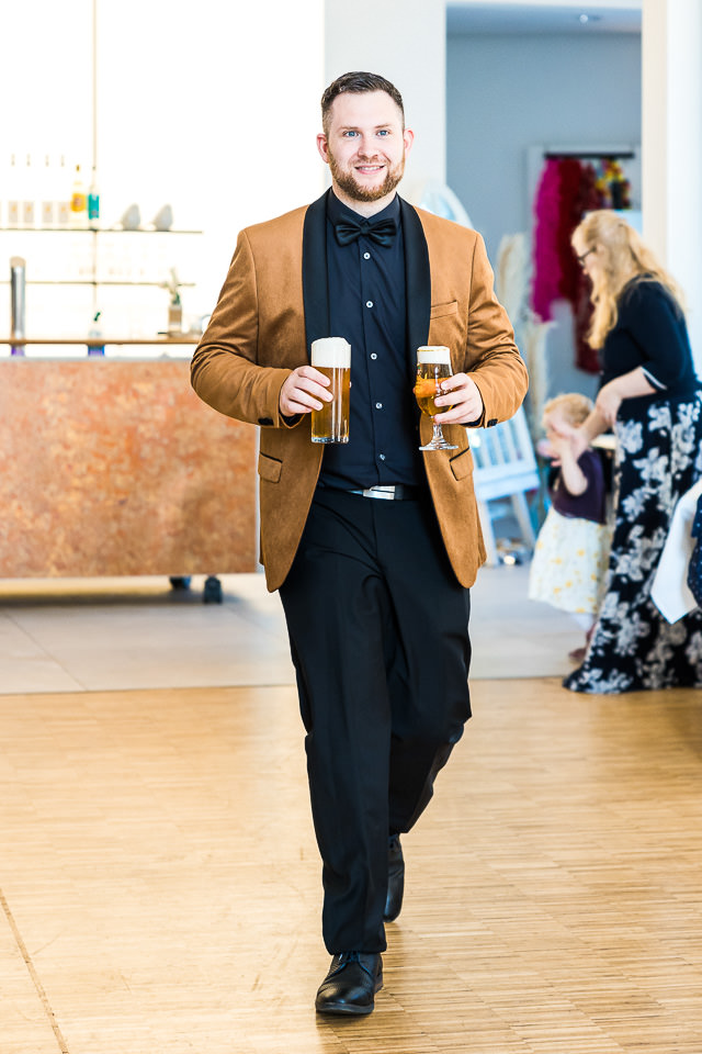 Trauzeuge holt Bier