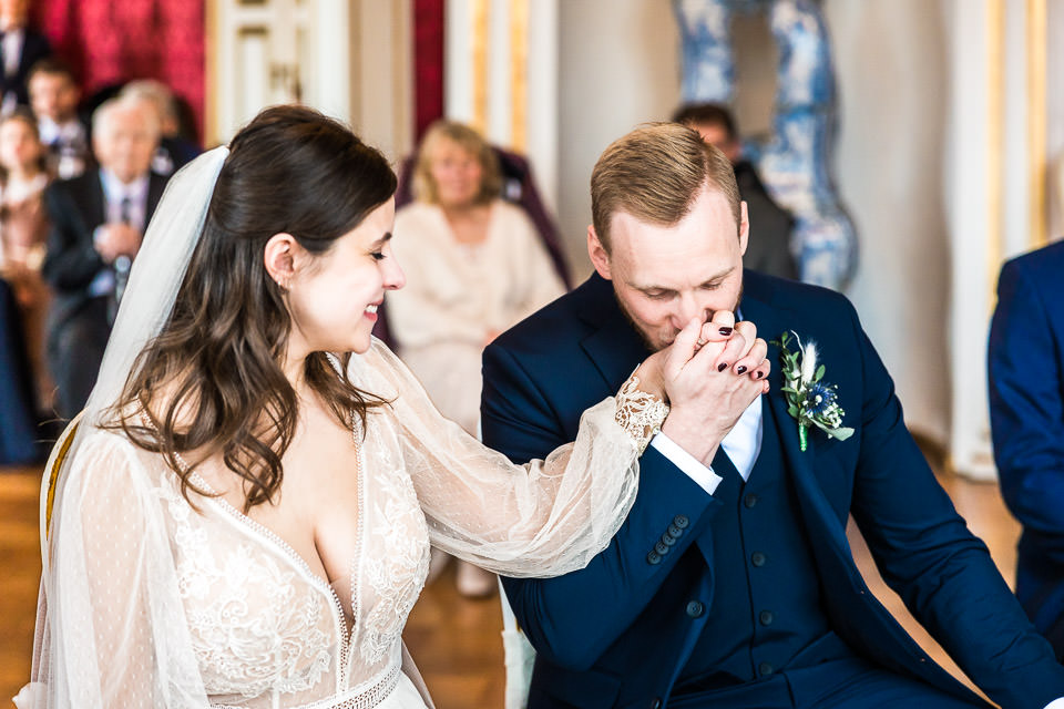 Bräutigam küsst die Hand seiner Braut