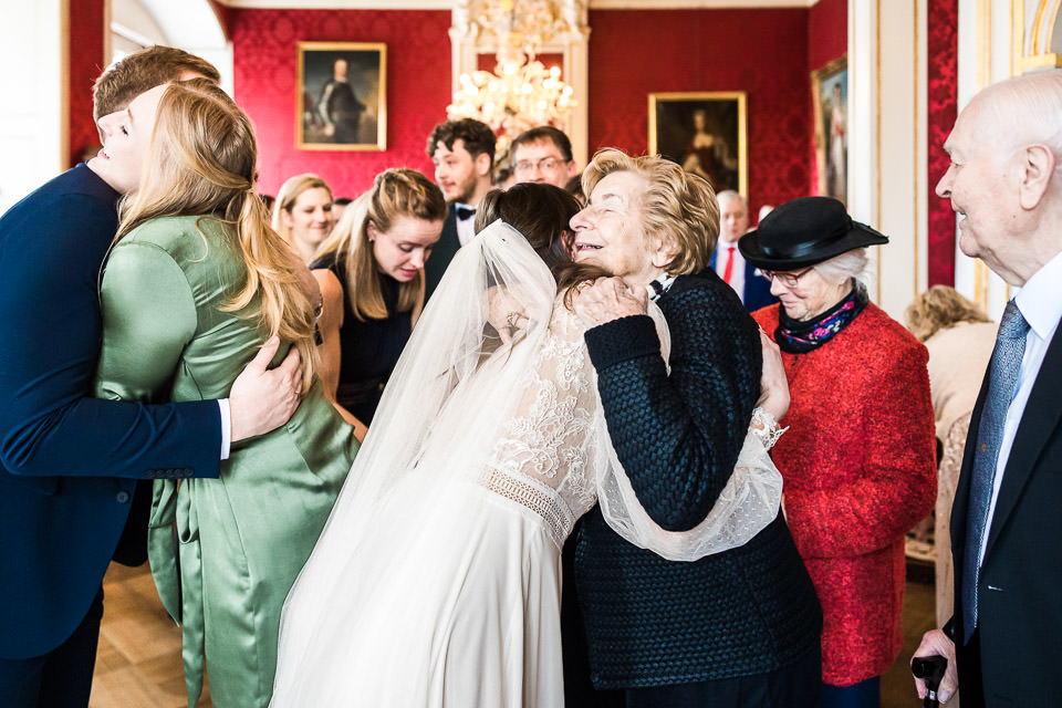Gäste gratulieren dem Ehepaar auf Schloss Detmold