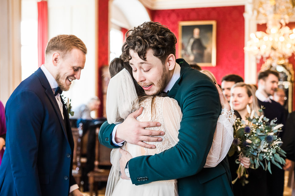 Bruder gratuliert der Braut auf Schloss Detmold