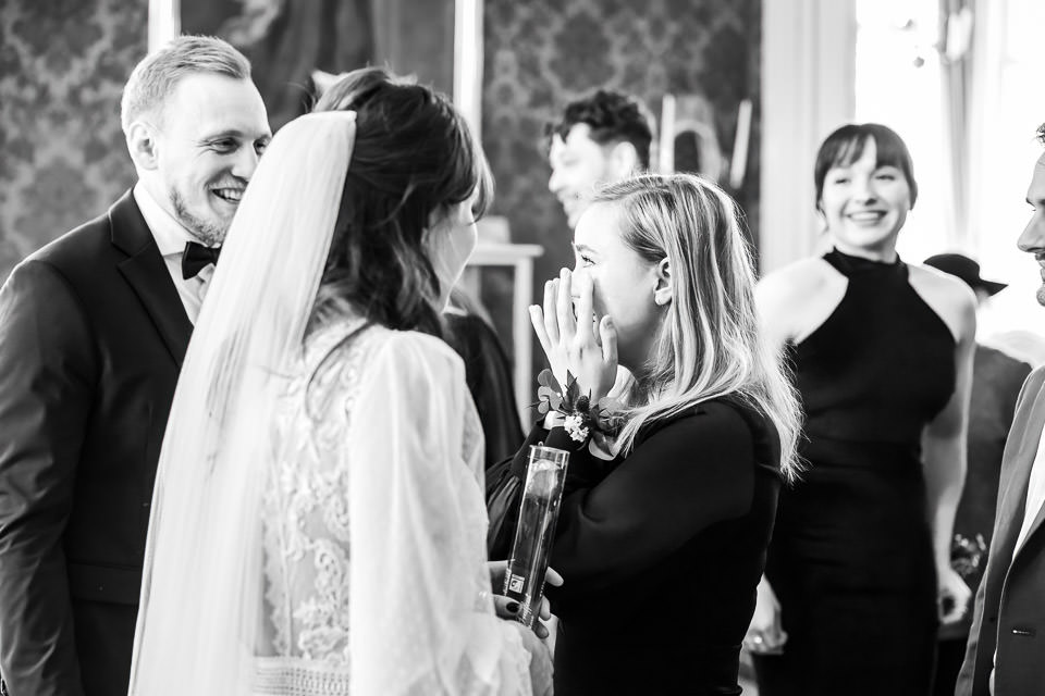 Brautjungfer gratuliert dem Ehepaar auf Schloss Detmold