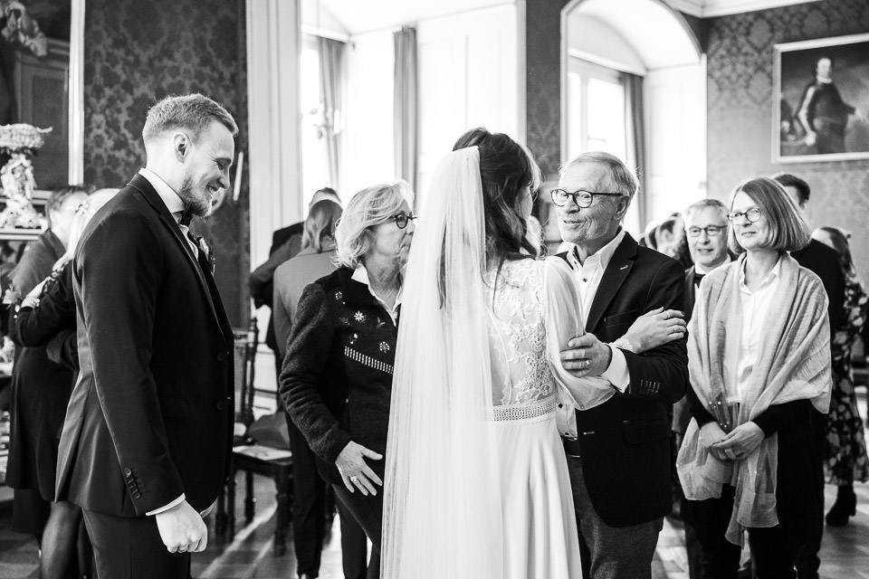 Gäste gratulieren dem Ehepaar zur Hochzeit in Detmold
