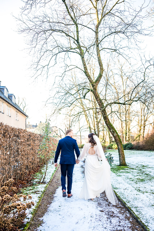 Brautpaarshooting im Schnee zur Hochzeit in Detmold