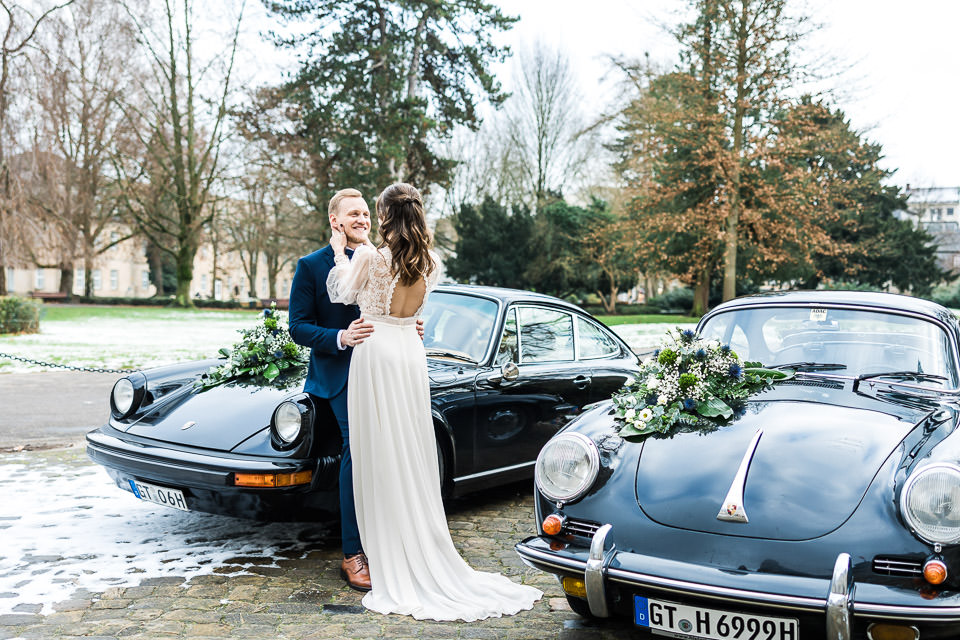 Brautpaarshooting mit Hochzeitsautos in Detmold