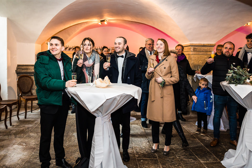 Hochzeitsgäste empfangen das Brautpaar im Gewölbekeller