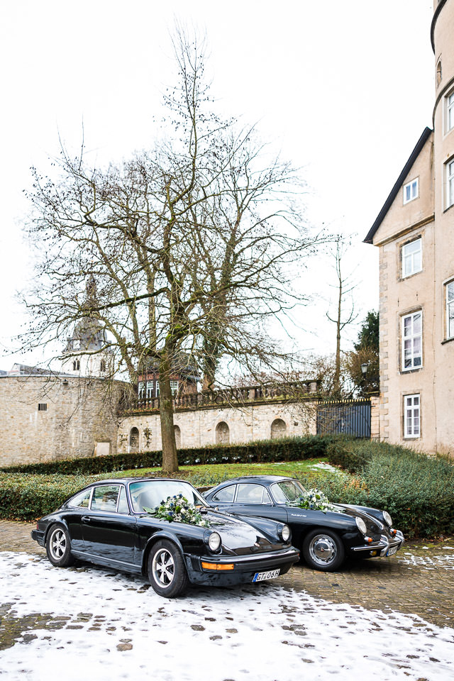 Zwei Hochzeitsautos vor Schloss Detmold