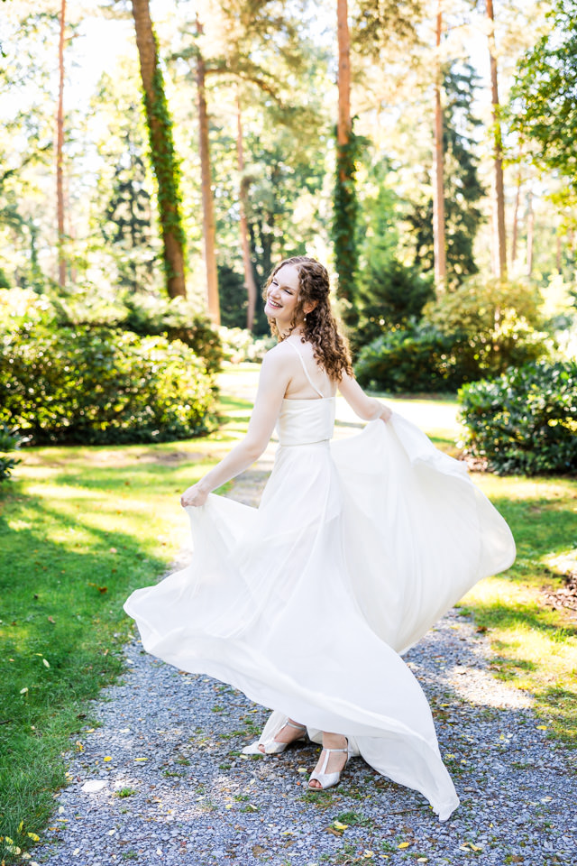 Die Braut ist Tänzerin und schwingt daher ihr luftiges Hochzeitstkleid im Wind.