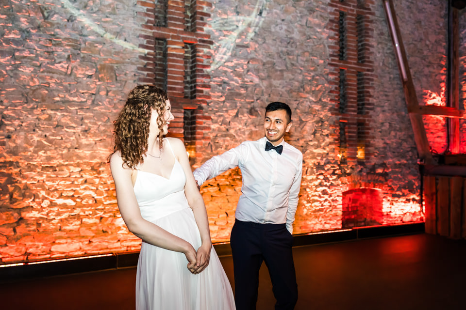 Das Brautpaar eröffnet den Hochzeitstanz auf Hof Steffen. Beide schauen sich vorfreudig an, da nun eine ausgeklügelte Choreographie folgt.