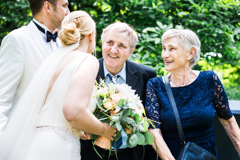 Großeltern freuen sich für das Ehepaar