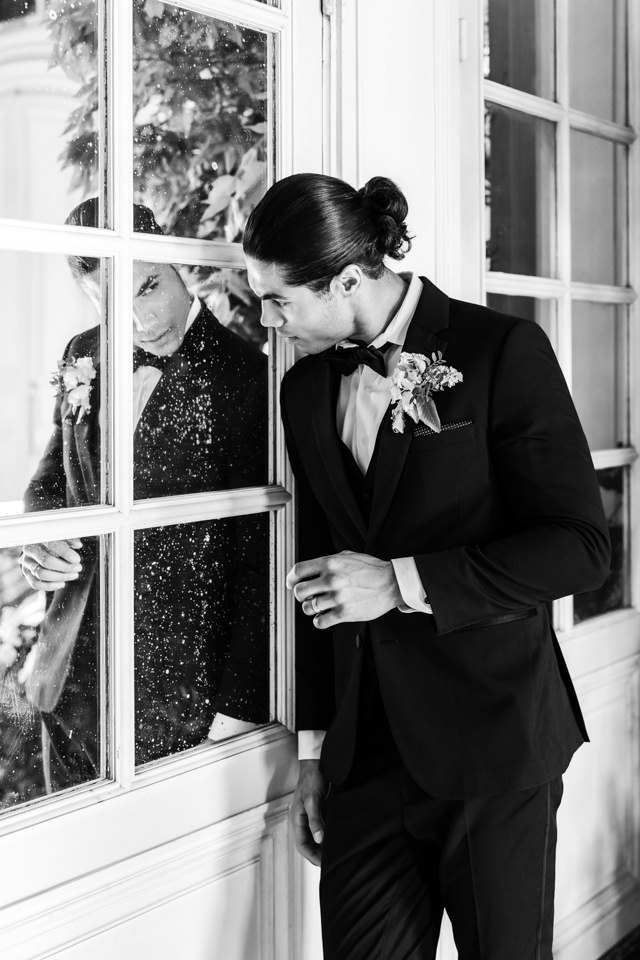 Bräutigam betrachtet sich im Spiegel