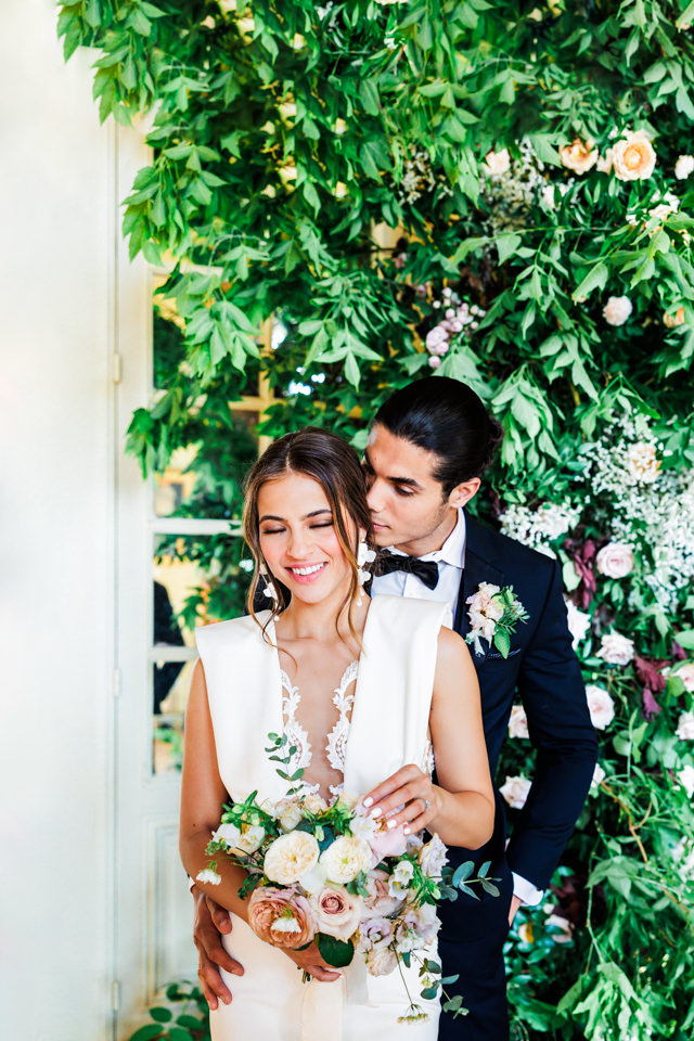 Brautpaarshooting vor floralem Hintergrund