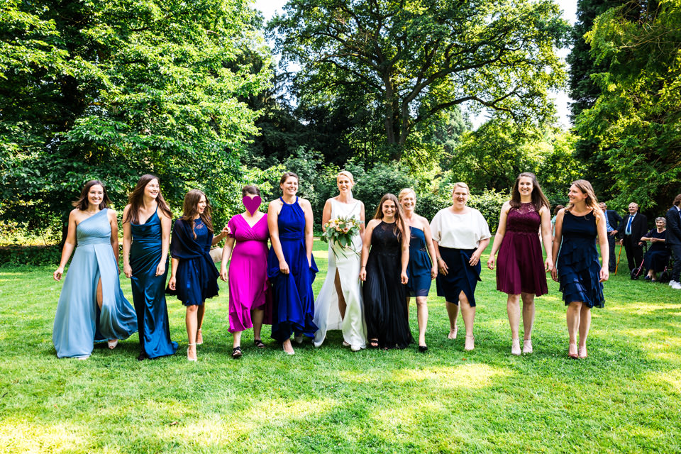 Gruppenfoto der Braut mit ihren Mädels in Bewegung